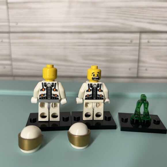 Lego Mars Mission Astronaut Minifigures with Helmets & Green Alien Legs - Picture 4 of 4